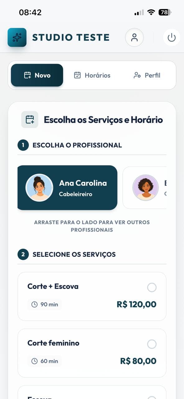 Cliente escolhendo profissional e serviço pelo celular